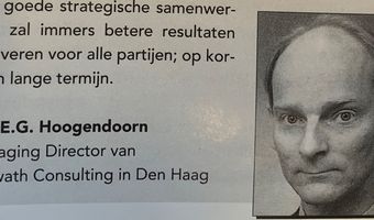 Twee honden vechten om een been