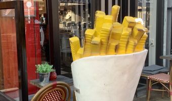 Par Hasard maakt feestje rond de friteszak