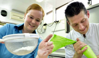 Banketbakkerij Van Dijk doneert 2.100 bereklauwen aan Groene Hart Ziekenhuis