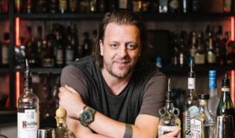 Nederlands grappigste barman gaat op quarantaine-kroegentocht