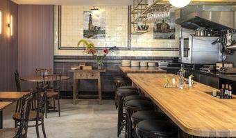 Miriam Benkacem heropent na twee jaar Café de Parel in de Jordaan