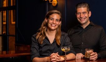 Tess Posthumus en Timo Janse openen cocktailbar Dutch Courage
