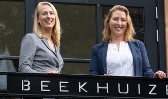 Zussen wonen tussen de gasten