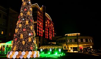 Kerstboom van Grand Hotel Huis ter Duin ook dit jaar fier overeind