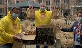 KIPPENTENT deelt snert uit aan zorgmedewerkers verpleeghuis