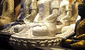 De boeddhabeelden mogen mee met de vuilnisman