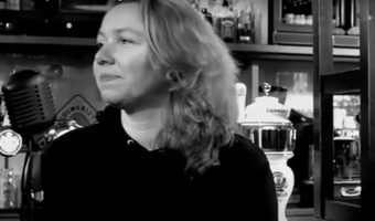 Video: café-eigenaresse zingt gevoelig lockdownlied