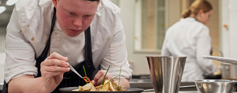 Studenten ROC Mondriaan aan de slag met Noordzeevis voor Haagse horeca