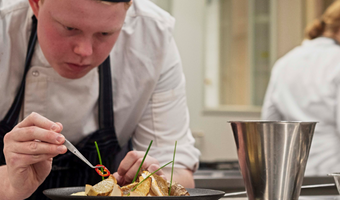 Studenten ROC Mondriaan aan de slag met Noordzeevis voor Haagse horeca