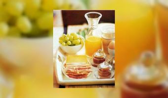 Wethouder Knol serveert het ontbijt