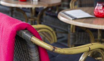 Burgemeesters: terrassen weer gecontroleerd open