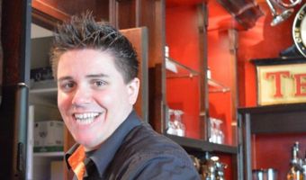 Deze café-eigenaar verkoopt nu tapasboxen, bierpakketten en chocolade