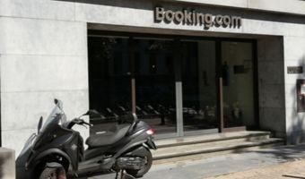 Booking.com keert bonus uit, Tweede Kamer is boos