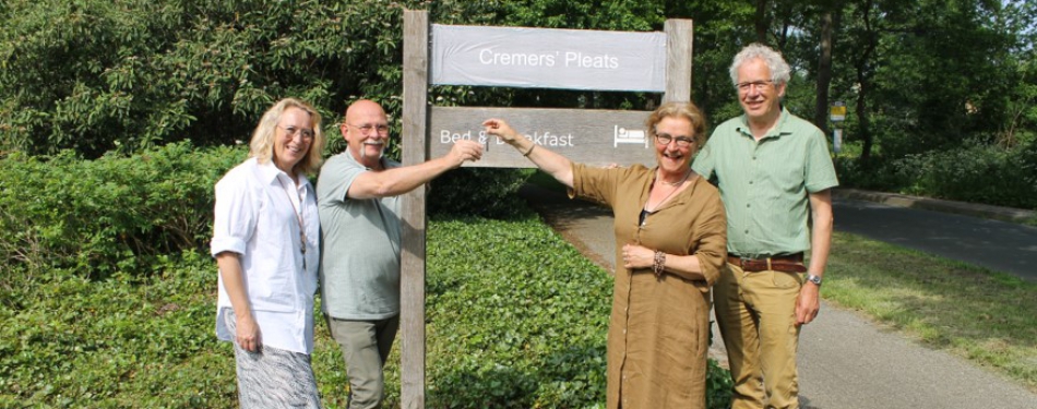 Henk Cremers en Roëlle Last nemen Gastenhof familie Bouma in Opende over