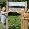 Henk Cremers en Roëlle Last nemen Gastenhof familie Bouma in Opende over