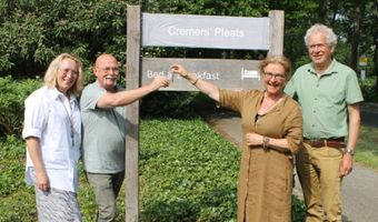 Henk Cremers en Roëlle Last nemen Gastenhof familie Bouma in Opende over