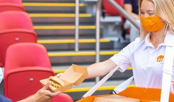Thuisbezorgd.nl gaat eten en drinken bezorgen in voetbalstadions tijdens EK Voetbal