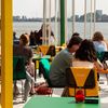 Overdekt buitenrestaurant met stadsstrand in Rotterdam