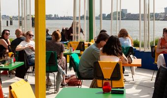 Overdekt buitenrestaurant met stadsstrand in Rotterdam