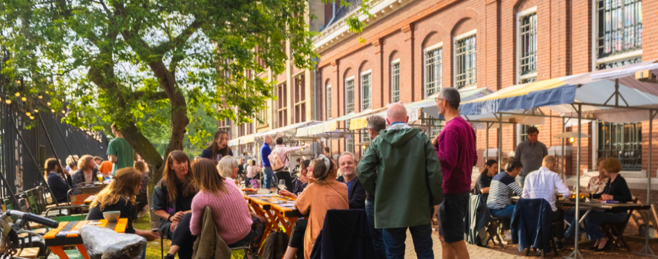 Pop-up restaurant met ruim terras brengt leven in het Muntgebouw