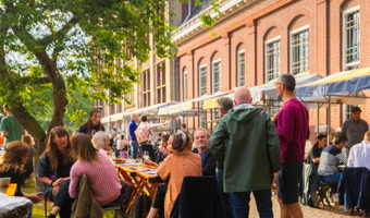 Pop-up restaurant met ruim terras brengt leven in het Muntgebouw