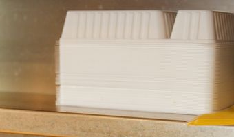 Vanaf 3 juli verbod op plastic wegwerpproducten, dus ook rietjes, bordjes en bestek