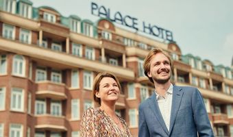 De toekan vlag wappert bij het Palace Hotel