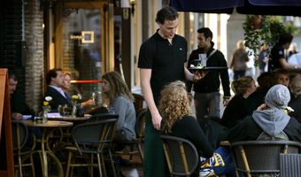 Personeelstekort leidt tot hogere lonen in de horeca