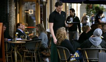 Personeelstekort leidt tot hogere lonen in de horeca