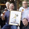 Wilbert Gieske veilde eerste doos Geniet & Geef bier