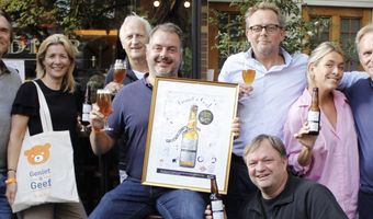 Wilbert Gieske veilde eerste doos Geniet & Geef bier