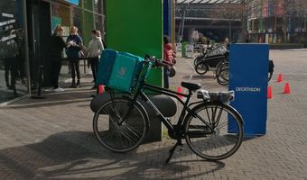 Europese Commissie wil maaltijdkoeriers in vaste dienst