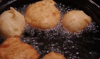 Topchefs uitgedaagd in oliebollenchallenge voor het goede doel