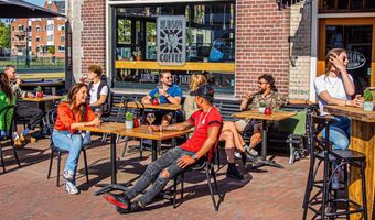 Geen lockdowns in buurlanden: Nederlanders bezoeken Duitse en Belgische horeca