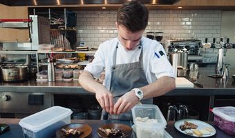 CBS: voornamelijk jongeren hebben horeca verlaten