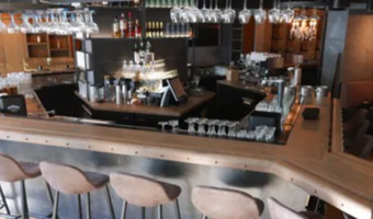 Restaurant De Kamer sluit: keukenapparatuur, bar en kunst in online veiling 