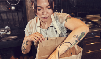 Consumentenbond: Maaltijdbezorgers misleiden met verstopte kosten en aanbod