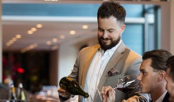 BlueBlood viert opening terras met champagne en oesters voor langsvarend publiek