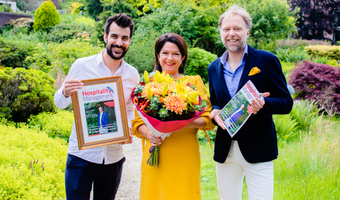 Gasthoofdredacteuren nemen eerste exemplaar in ontvangst