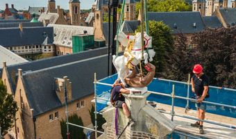 Gouden St. Joris te paard beeld teruggeplaatst op toekomstig Hotel in Middelburg