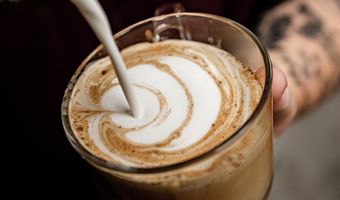 Ook Starbucks faseert 'vegan taks' op koffiemelk verder uit