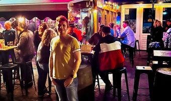 Café-uitbater Mike van Brakel voorziet jongeren van 'nachtopvoeding'