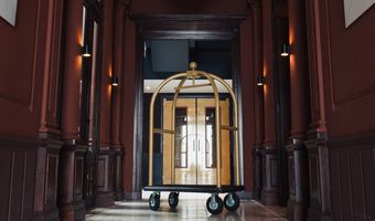 Hennie van der Most verkoopt De Koperen Hoogte 