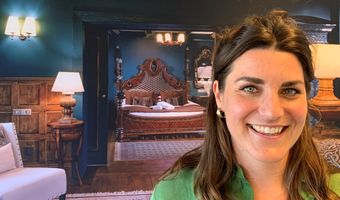 Dagvoorzitter Sander Schimmelpenninck interviewt Elsbeth van Eekeren (Booking.com) tijdens HotelSummit 2022