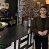 Serpil Alkan serveert de hele dag door cocktails en ontbijt