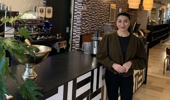 Serpil Alkan serveert de hele dag door cocktails en ontbijt