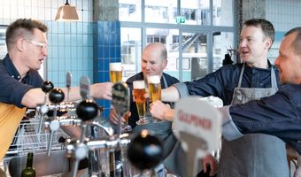 Harald Droste opent Café Coberco in Enschede