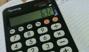 Welke loonsverhogingen gelden er per 1 januari 2023 in de horeca?