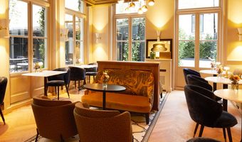 Renovatie Hotel 717 Amsterdam:  Steigers aan de gracht en een puinschuit voor het bouwafval