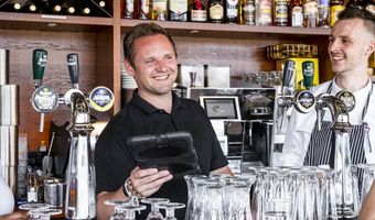 Goede werksfeer belangrijker dan salaris voor jong personeel in de horeca